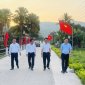 Đồng chí Lê Thanh Triều, Phó Bí thư Huyện ủy, Chủ tịch UBND huyện chung vui Ngày hội Đại đoàn kết toàn dân tộc tại thôn Thổ Tân xã Tế Thắng